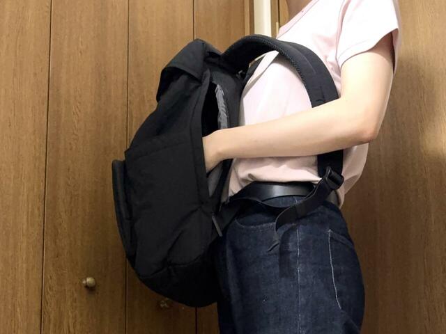 【UNIQLO マルチポケットバックパック】背面ファスナーから荷物にアクセス。満タンに荷物を入れた状態でも手が奥まで届き、水筒などもスムーズに取り出せました