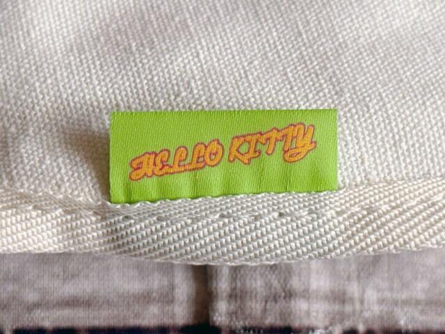 サイドには蛍光カラーの「HELLO KITTY」ロゴタグ付き