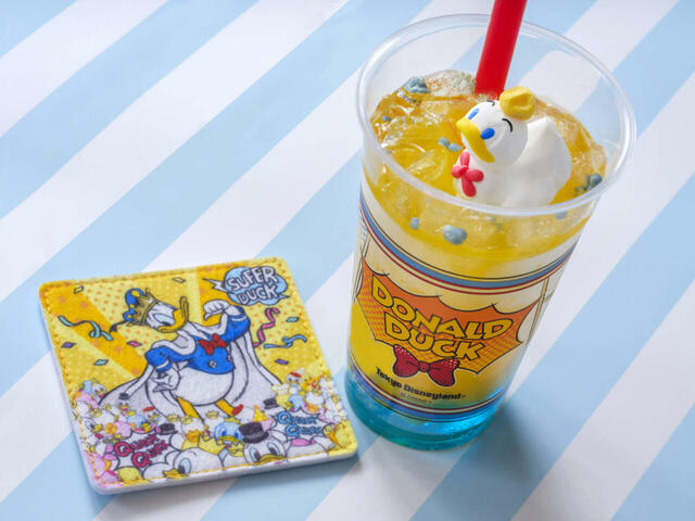 スペシャルドリンク（オレンジドリンク＆パイナップル）、スーベニアコースター付き 1,180円｜販売店舗：プラザパビリオン・レストラン｜ 東京ディズニーランド ディズニー・パルパルーザ「ドナルドのクワッキー・ダック！ダック！ダックシティ！」スペシャルグッズスペシャルメニュー
