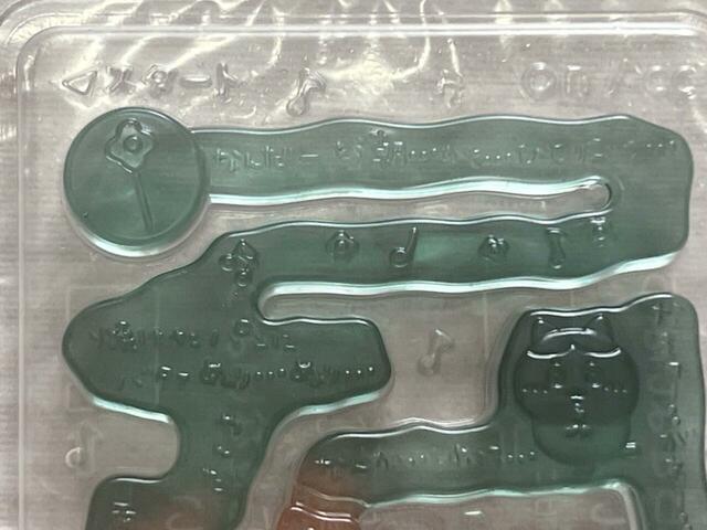 なんと紐状の箇所にはハチワレの持ち歌、「ひとりごつ」の歌詞が!粋です!