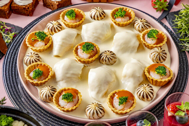 「世界大会優勝作品「ヒラメのスフレ レ二エール風」」＜期間：2026年3月1日〜4月28日＞【美食が揃う「ストロベリー＆ガストロノミービュッフェ ～Noir et Rose～」で、「黒いちご」や「世界大会優勝シェフの料理」を堪能！】