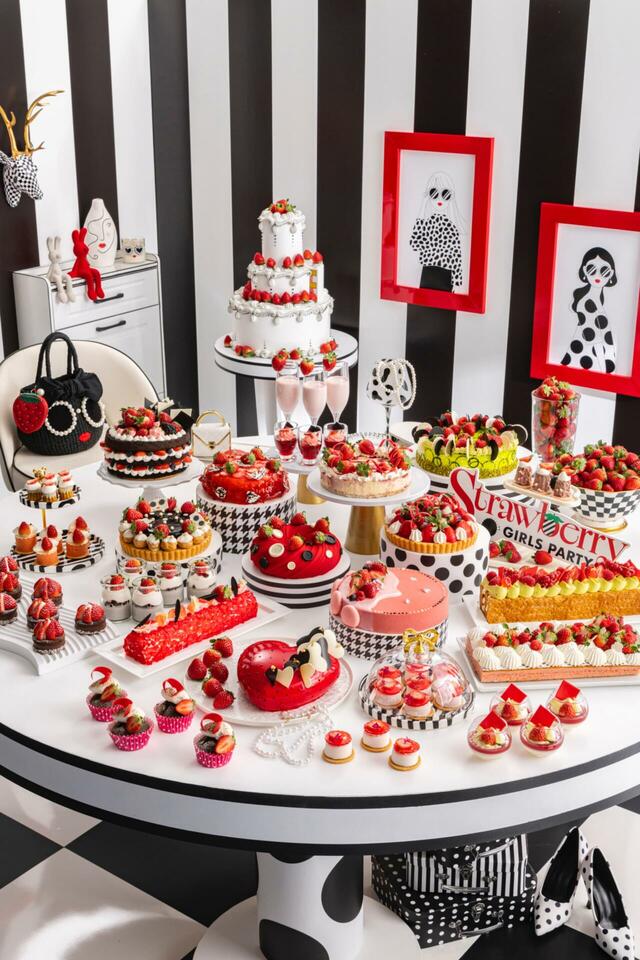 「『ストロベリーモノクロ・ガールズパーティー』スイーツビュッフェ」<期間:2025年12月27日~2026年5月上旬頃まで>【モノクロームのおしゃれ空間でいちごスイーツを満喫♪「ヒルトン東京」で“アジョリーコラボスイーツ”も楽しめる苺ビュッフェ開催!】