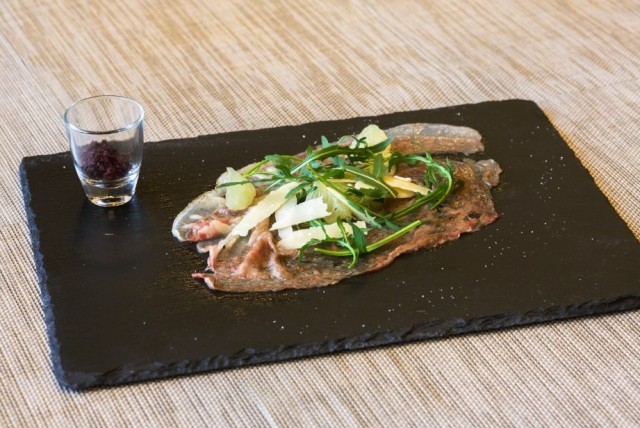 伊万里牛の炭香る焼きカルパッチョ 1,600円