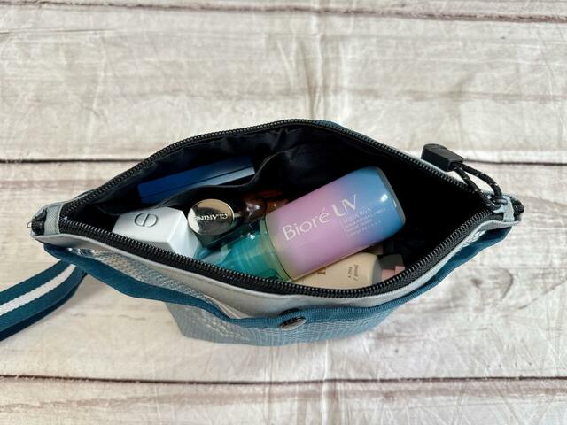 お泊まりに必要なコスメがすっぽりおさまります