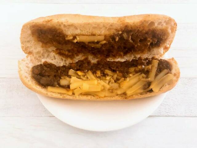 中にはキーマカレーとチーズがたっぷり詰まっています【スターバックス】キーマカレー 石窯フィローネ（1個）店内飲食価格：510円（税込）