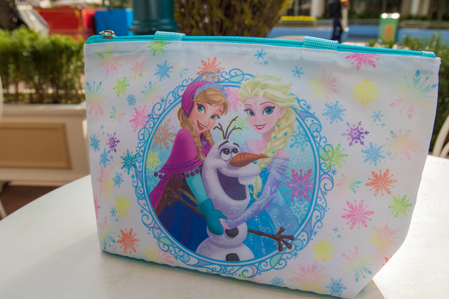 「スウィートハート・カフェ」スペシャルセット、スーベニアランチケース｜東京ディズニーランド 2016年「アナとエルサのフローズンファンタジー」｜撮影：YOSHI