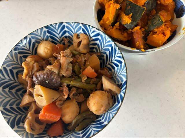 【ロピア 和風野菜ミックス】和風野菜ミックスの煮物とかぼちゃの煮物を並べると、彩り豊かな副菜が2品揃いました♪