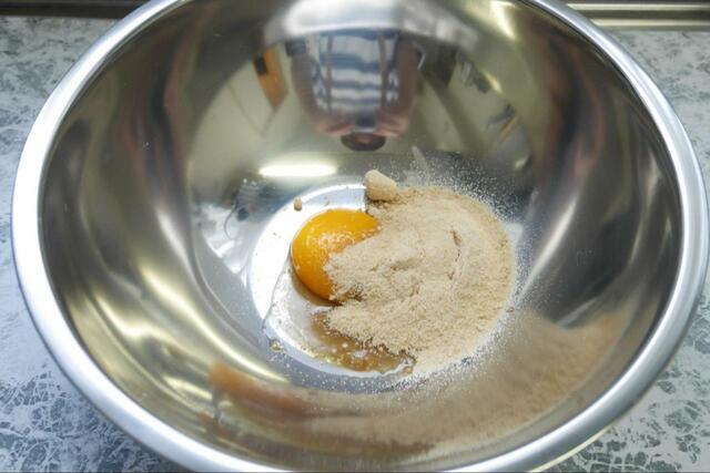 【ココナッツミルクアイス】卵黄と砂糖を混ぜます