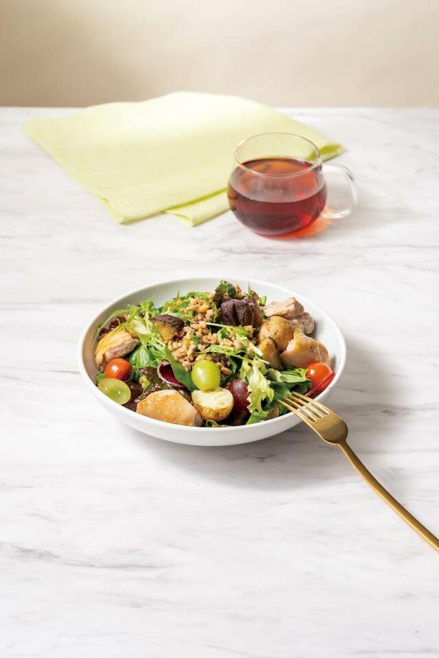 「葡萄とベイクドポテトのローストチキンサラダ」＜1,400円＞【ゴディバカフェのランチに新メニューが登場】