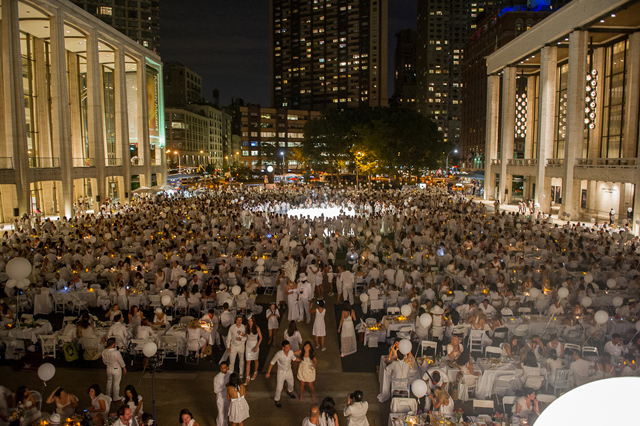 超優雅な“白”で統一されたパーティー「ディネ・アン・ブラン」