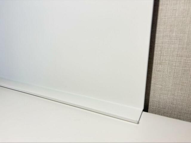 【山崎実業 tower デスク横 トレー付きスチールパネル】取り付け可能な場所は天板の厚さ1.2〜5cm、幅60cm以上、奥行4.6cm以上のデスクやテーブルなど