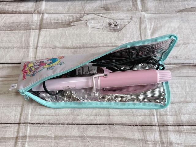 40mmのカールアイロンを収納。長さがややきつめで、ファスナーを閉じるときにきつい印象