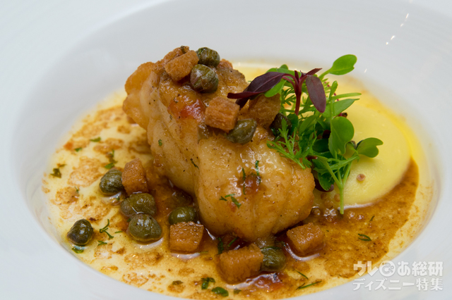 アンコウのフリット ブラウンバターソース　スモーキーポテトピュレ｜“クリスマス・ファンタジー”スペシャルディナー エメラルド 15,000円｜ディズニーアンバサダーホテル「エンパイア・グリル」