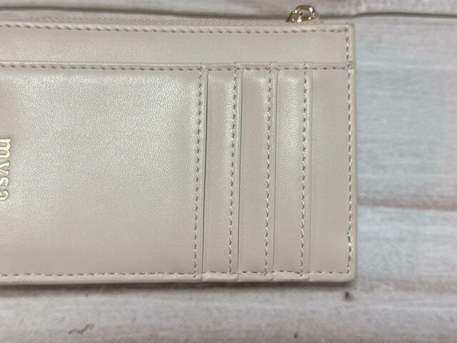 横方向に4つ並んだカードポケット。カードがたくさん入ります！