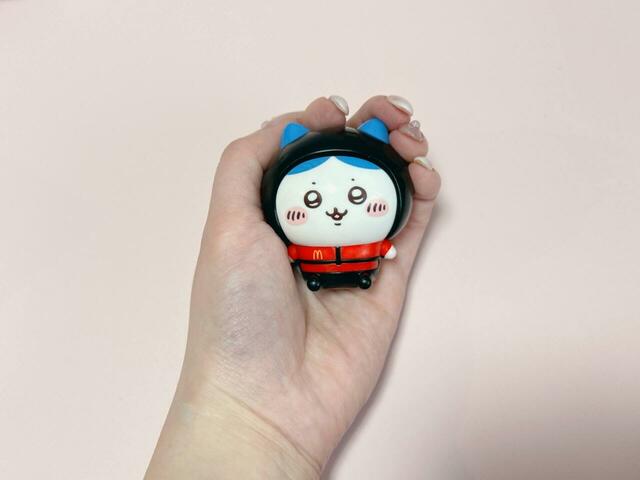 フィギュアのサイズはキャラクターによって異なりますが、全長約5.5〜6cmほど。手のひらに収まる大きさで、デスクや棚に飾りやすいサイズ感