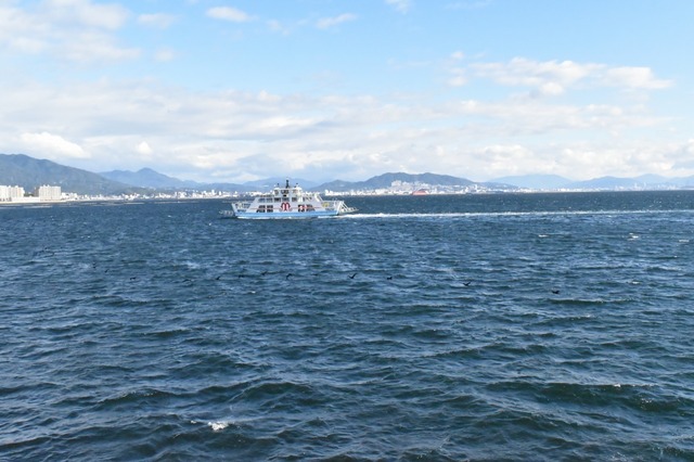 沢山の船と行き交う