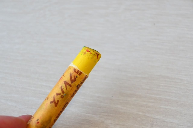 【クレパスのお手入れ方法】巻紙を少し剥がすと使いやすい