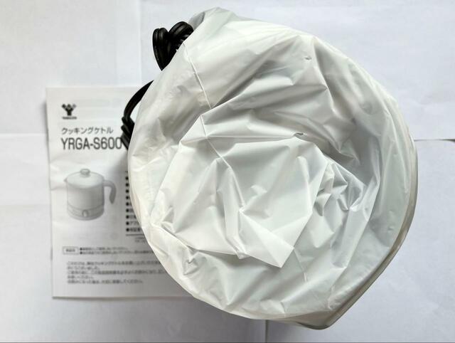 【山善 電気ケトル クッキングポットYRGA-S600(B)】ふたもしっかりと袋に覆われて安心