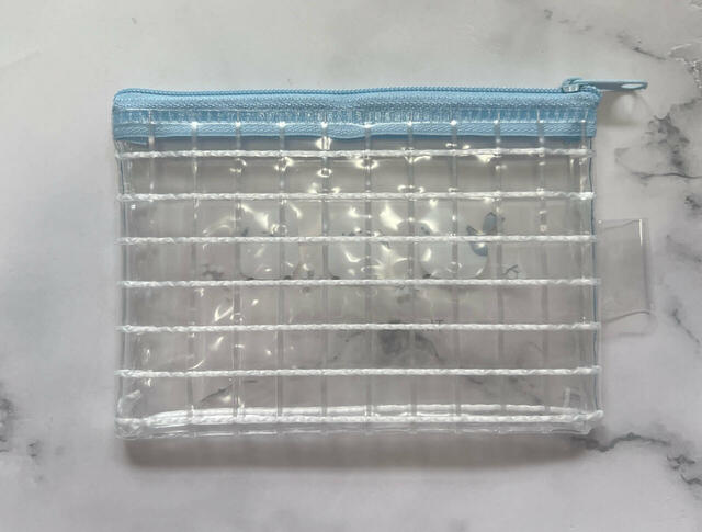 バックは装飾がないシンプルなデザイン