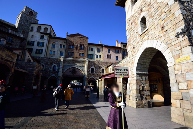 開園直後の光景。開園ダッシュは禁止です! ©Disney