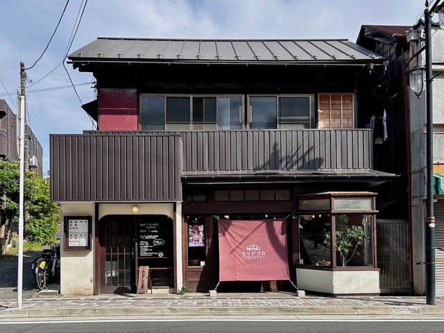 【ヨリドコロ 由比ヶ浜大通り店】江ノ電の和田塚駅から徒歩3分。JRと江ノ電の鎌倉駅からでも徒歩10分ほどで行けます