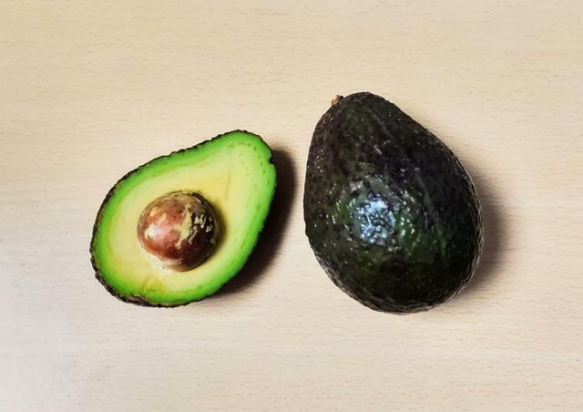 【コストコ　アボカド　6玉　998円】皮が黒っぽく、身は黄緑色～緑色だと食べごろ