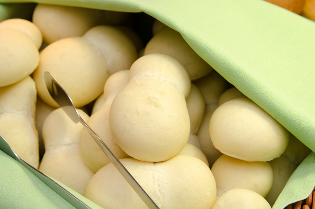 オラフをイメージした「雪だるま形ブレッド」｜クリスタルパレスレストラン「アナとエルサのフローズンファンタジー」スペシャルブッフェ ©Disney