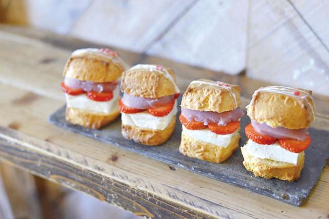 いちごと桜あんとクリームチーズのスコーンサンド【KANNON COFFEE motoyama】