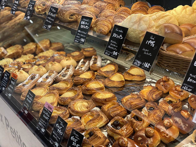 BIGOT TOKYO　ガレット・デ・ロワ　お店にはパンがいっぱい