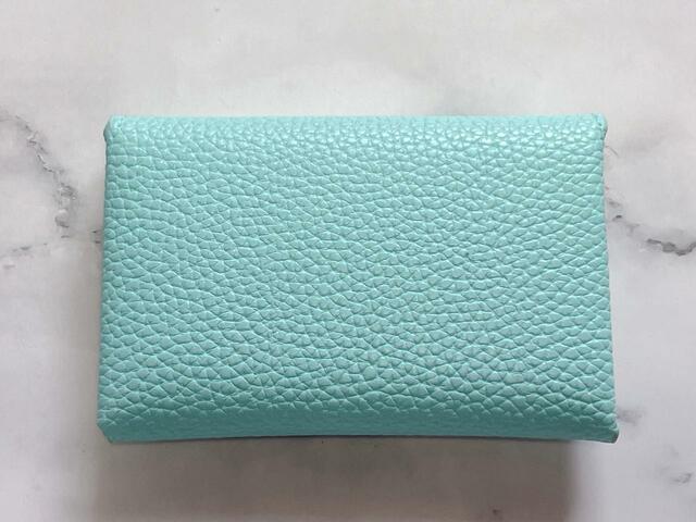 バックは装飾がないシンプルな無地