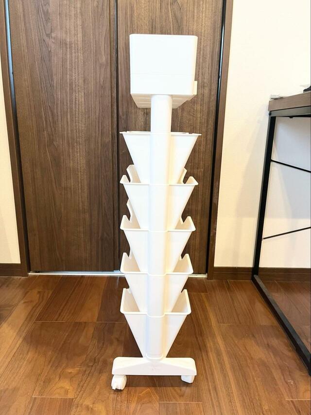 【頂点看板 デスク収納ラック】サイズは約幅40×奥行21×高さ78cm。スリム構造なので、ちょっとしたスペースに置けます◎