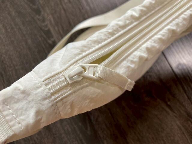 【ユニクロ ラウンドウルトラミニバッグ】カラーはオフホワイト、ブラック、ピンク、ベージュ、ダークグリーン、ダークパープルと豊富♪