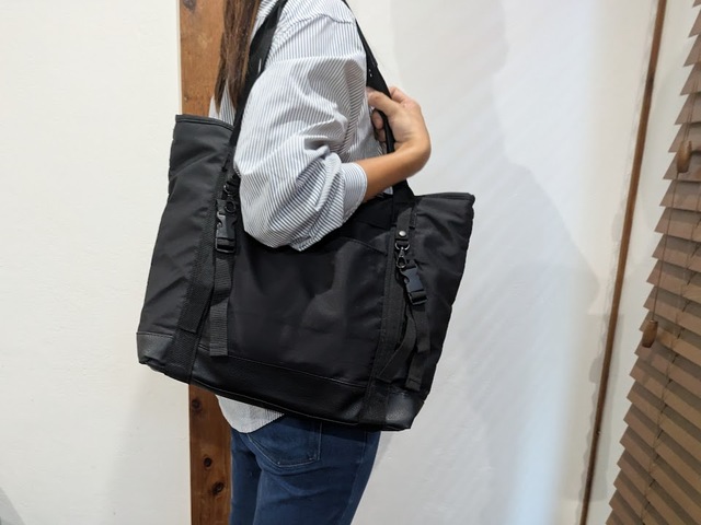 【ワークマン ジョイントトートバッグエキスパートエディション】持ち手の長さが絶妙！肩掛けスタイルでも快適に荷物を持ち運べます