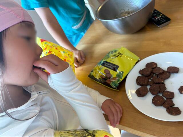 【コストコ ハワイアンホースト チョコバナナチップス】子どもも夢中でつまんでしまう、南国気分の一品でした◎