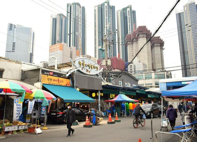 「抱川メミル冷麺」の周辺は、生活感のある青果市場だが、背後にはタワーマンションが林立し、雨の夜などは映画『ブレードランナー』の世界にひたれる