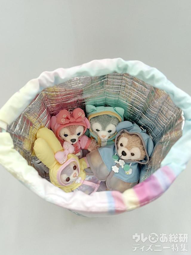 「ダッフィー&フレンズのビューティフル・レイニーデイズ」のスーベニアランチケースとぬいぐるみバッジ