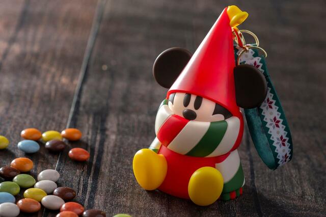 カラフルチョコレート、ミニスナックケース付き 1,200円｜「ディズニー・クリスマス」スペシャルメニュー｜東京ディズニーリゾート40周年“ドリームゴーラウンド”｜販売店舗：東京ディズニーランド「ヒューイ、デューイ、ルーイのグッドタイム・カフェ」、東京ディズニーシー「ザンビーニ・ブラザーズ・リストランテ」｜販売期間：2023年11月1日（水）〜12月25日（月）
