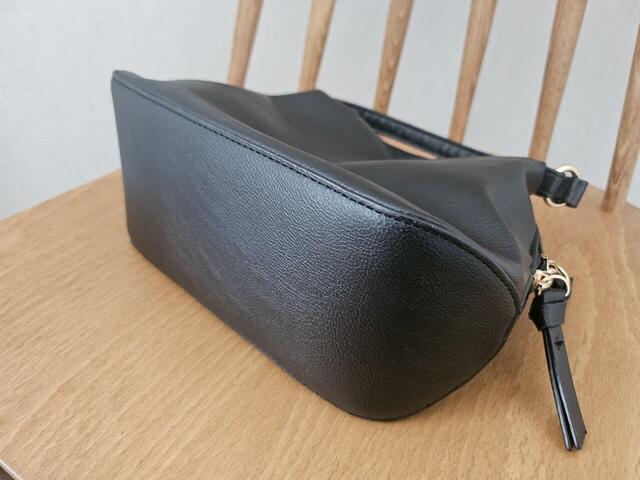 【GLOBAL WORK　お財布ショルダー】サイズは約高さ17×幅22×マチ10.5cm。コンパクトながら、しっかり荷物が入るボストン型です