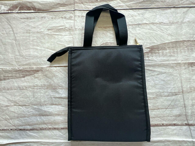 バックは装飾がないシンプルなデザイン