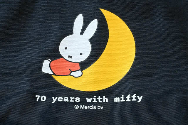 【誕生70周年記念 ミッフィー展／ランチトート ネイビー ￥1,980】イラストは『うさこちゃんのゆめ』に登場する、お月さまですべり台をしているミッフィーです