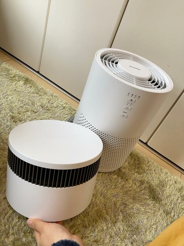 【アイリスオーヤマ 加湿空気清浄機】円柱の上3分の1くらいの部分が加湿ユニットになっています