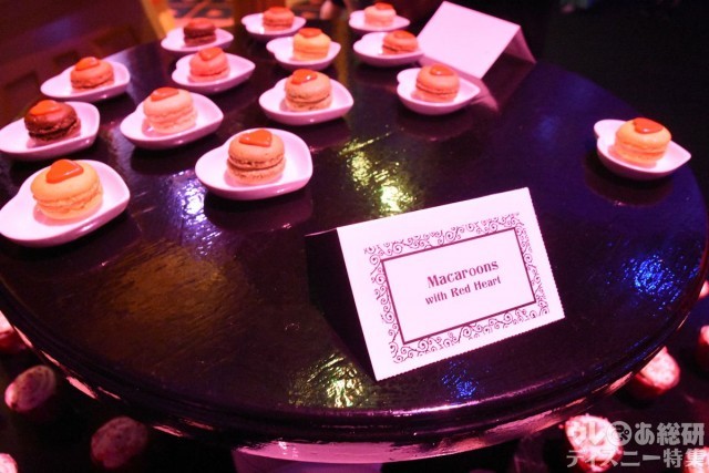 ハートが乗ったマカロンはもちろんハートの女王イメージ