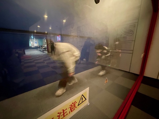 【本所防災館】煙体験コーナーでは、ガラス越しに体験者を見ることができます