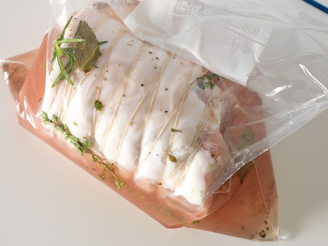 1. 豚肉をたこ糸できつめに縛って塩をすり込み、30分程度置く。出てきた水分をふき取る。  2. Aの材料を混ぜ、塩が溶けにくければ火にかけて溶かす。  3. 密閉袋に1と2を入れて空気を抜き、最低5～6時間、できれば12時間程度冷蔵庫で漬け込む。