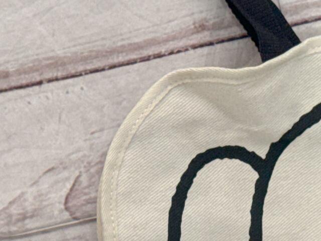 素材は綿ポリエステル混紡。コットンキャンバス調のしっかりとした生地