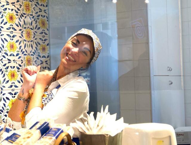 カメラを向けるとにっこりポーズを取ってくれた店員のイタリア人女性。イタリアの店員はみな人懐っこくて世話好き