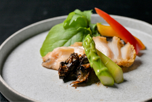 「アワビのバター焼き」＜価格：+2,000円（税込）＞【特別仕入れの“天然マグロ”＆食欲そそる“肉盛りプレート”が食べ放題！『天然マグロVS超肉盛り 極みBATTLE』スタート！】