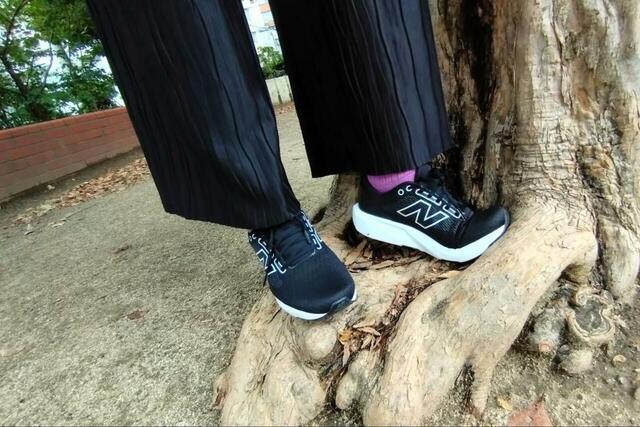 【ニューバランス ランニングシューズ W413】丈夫なソールとしなやかなアッパーで、不安定な地面やでこぼこ道でも問題なし!