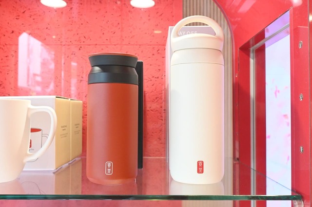 【ゴンチャ 原宿神宮前店】「ゴンチャ×KINTOタンブラー」赤（350ml）：4,000円、白（500ml）：4,600円