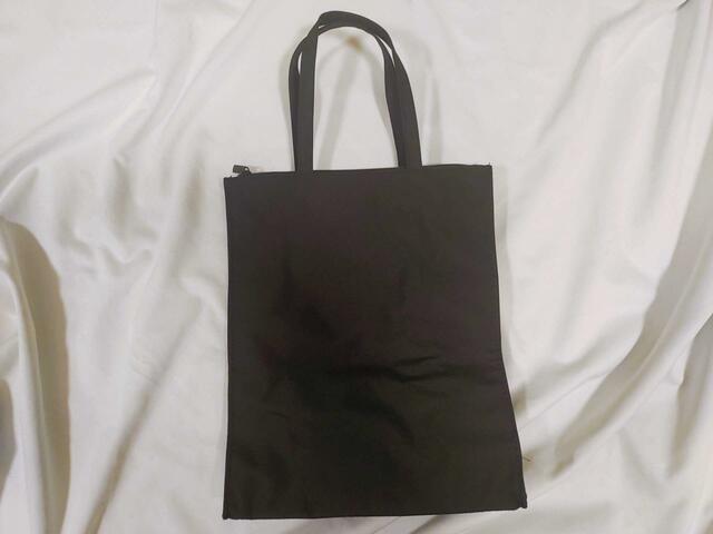 裏面はシンプルな無地